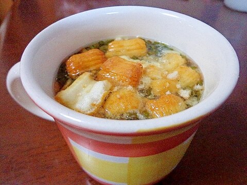 冬瓜スープの素とチーズおかきでわかめスープ。